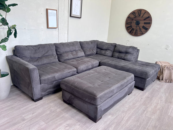 FREE DELIVERY! 🚚 - Bernie & Phyl’s Tufted Sectional Couch with Ottoman Set