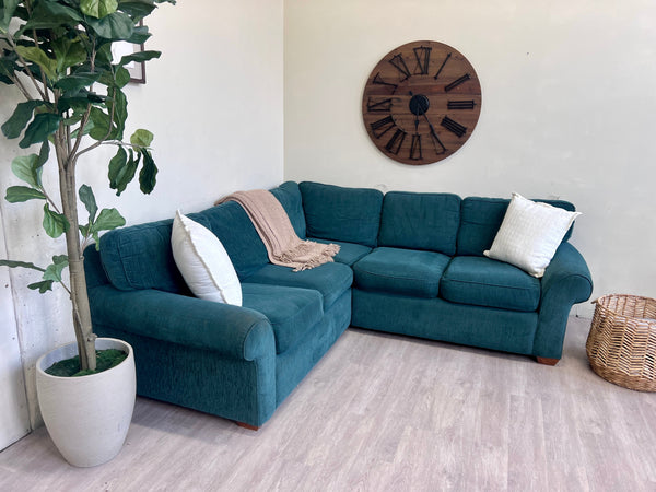 FREE DELIVERY! 🚚 - Sealy Green Sectional Couch