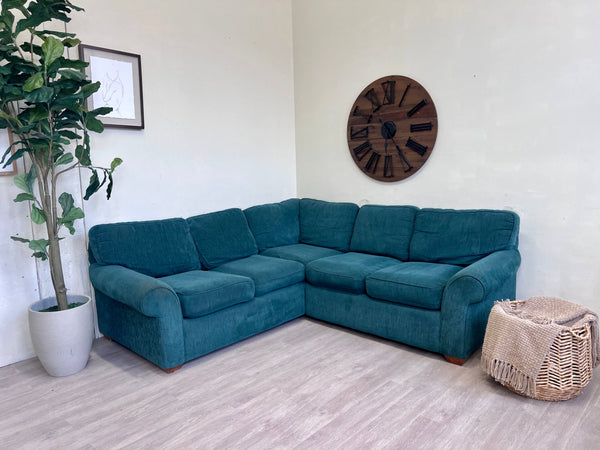 FREE DELIVERY! 🚚 - Sealy Green Sectional Couch