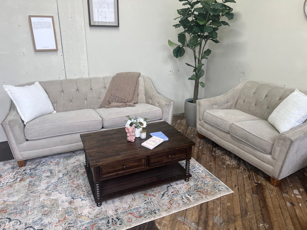 FREE DELIVERY! 🚚 - Jordan’s Flexsteel Beige Tufted Studded Couch & Loveseat Set