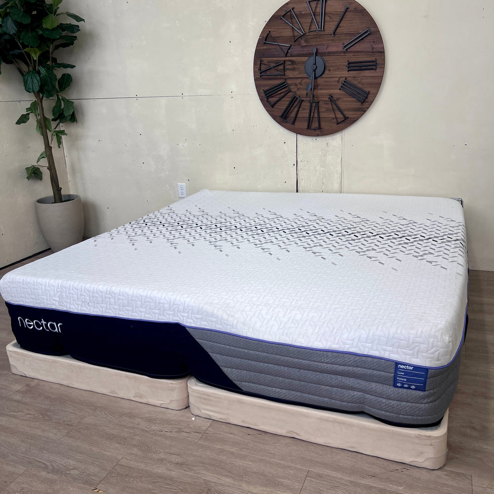 Brand Name Luxe Hybrid King Mattress Like New
