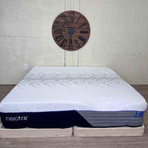 Brand Name Luxe Hybrid King Mattress Like New