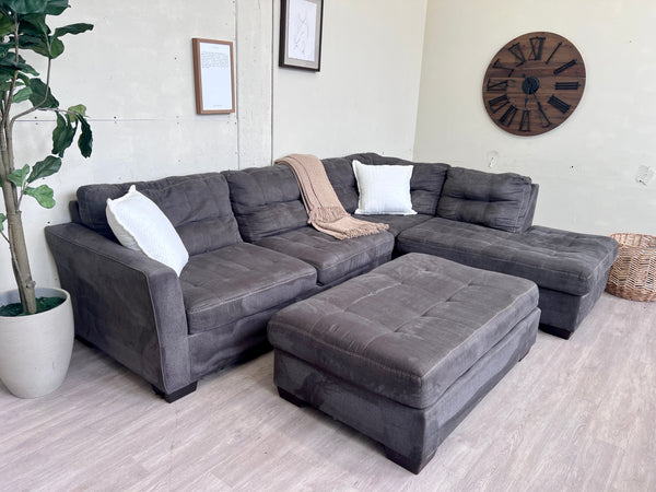 FREE DELIVERY! 🚚 - Bernie & Phyl’s Tufted Sectional Couch with Ottoman Set