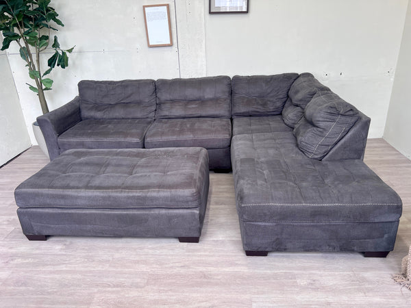 FREE DELIVERY! 🚚 - Bernie & Phyl’s Tufted Sectional Couch with Ottoman Set