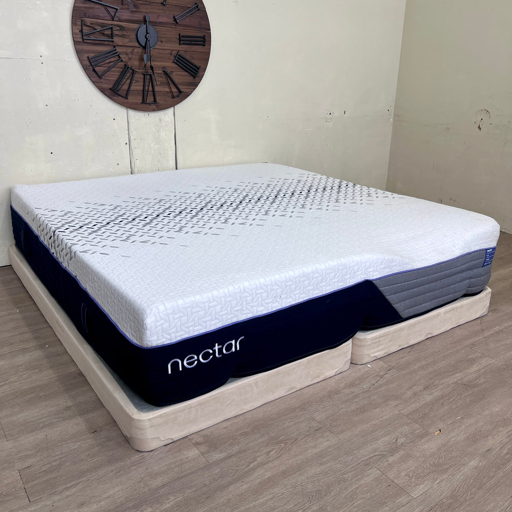 Brand Name Luxe Hybrid King Mattress Like New