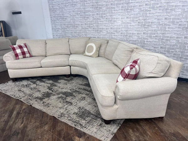 FREE DELIVERY! 🚚 - Jordan’s Furniture Cream Theatre Sectional Couch Cozy Couple