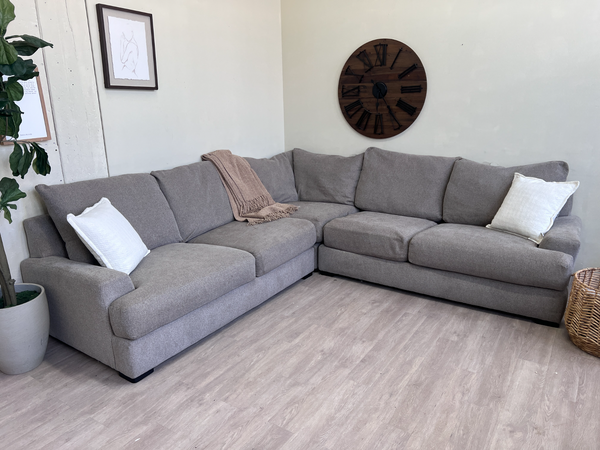 FREE DELIVERY! 🚚 - Broyhill Gray Deep -Seated Modern Sectional Couch