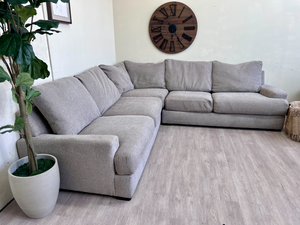 FREE DELIVERY! 🚚 - Broyhill Gray Deep -Seated Modern Sectional Couch