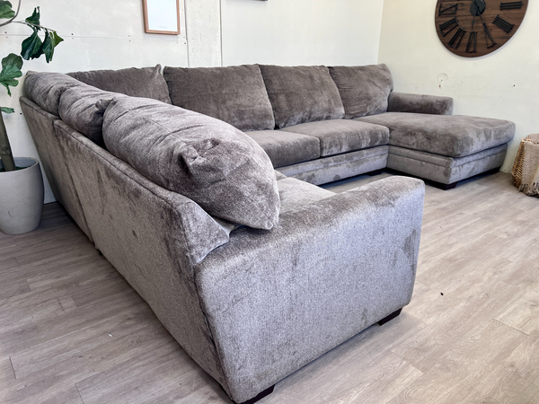 FREE DELIVERY! 🚚 - Bernie & Phyl’s Gray Modern U Sectional Couch with Chaise