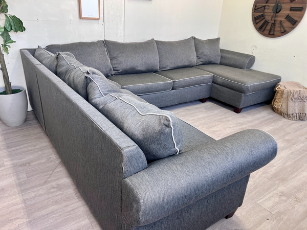 FREE DELIVERY! 🚚 - Bob’s Furniture Gray Modern U Sectional Couch with Chaise