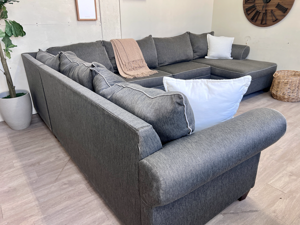 FREE DELIVERY! 🚚 - Bob’s Furniture Gray Modern U Sectional Couch with Chaise