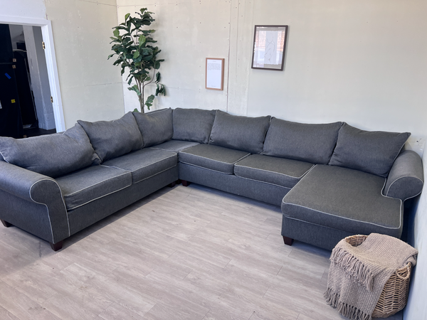 FREE DELIVERY! 🚚 - Bob’s Furniture Gray Modern U Sectional Couch with Chaise