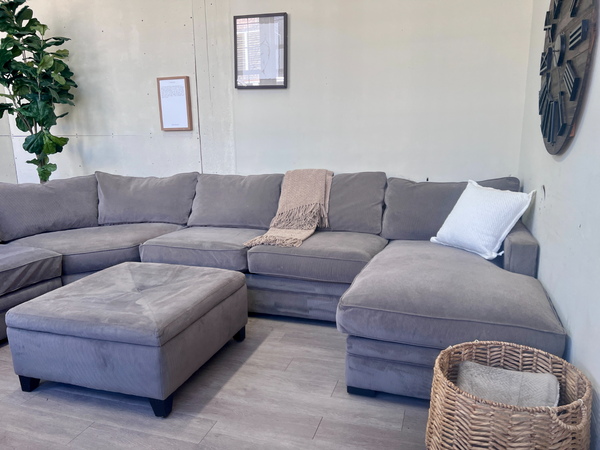 FREE DELIVERY! 🚚 - Jordan’s Furniture Gray Modern U Sectional Couch with Chaise & Storage Ottoman