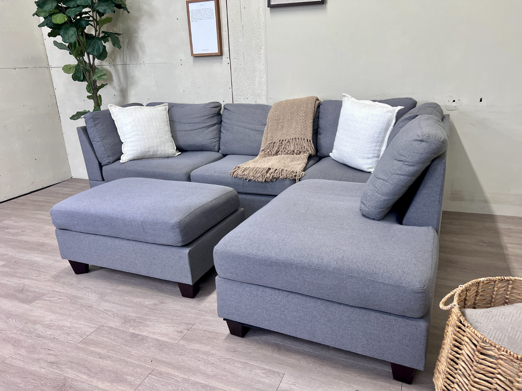 FREE DELIVERY! 🚚 - Gray Modern Sectional Couch with Chaise & Ottoman Set