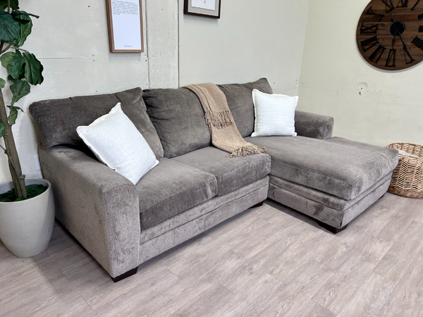 FREE DELIVERY! 🚚 - Bernie & Phyl’s Brownish Gray Deep-Seated Modern Sectional Couch with Chaise The Cozy Collection