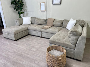 FREE DELIVERY!
Thomasville "Tisdale"
Golden Grey Modular
Modern Tufted Sectional
Couch with Storage
Ottoman