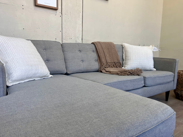 WE DELIVER! 🚚 - Light Gray MCM Tufted Sectional Couch with Reversible Chaise