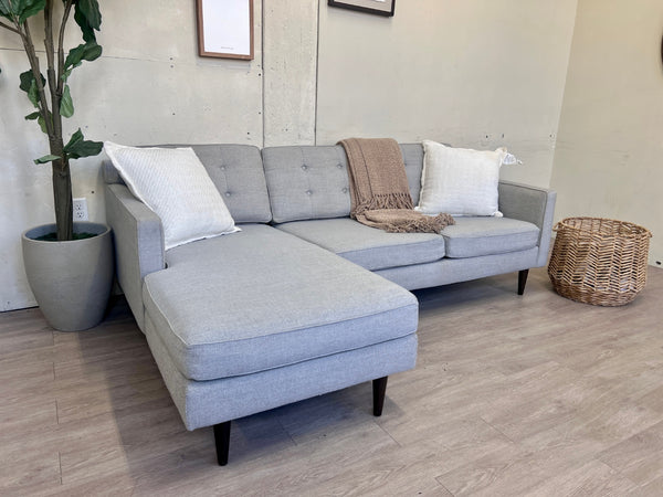 WE DELIVER! 🚚 - Light Gray MCM Tufted Sectional Couch with Reversible Chaise