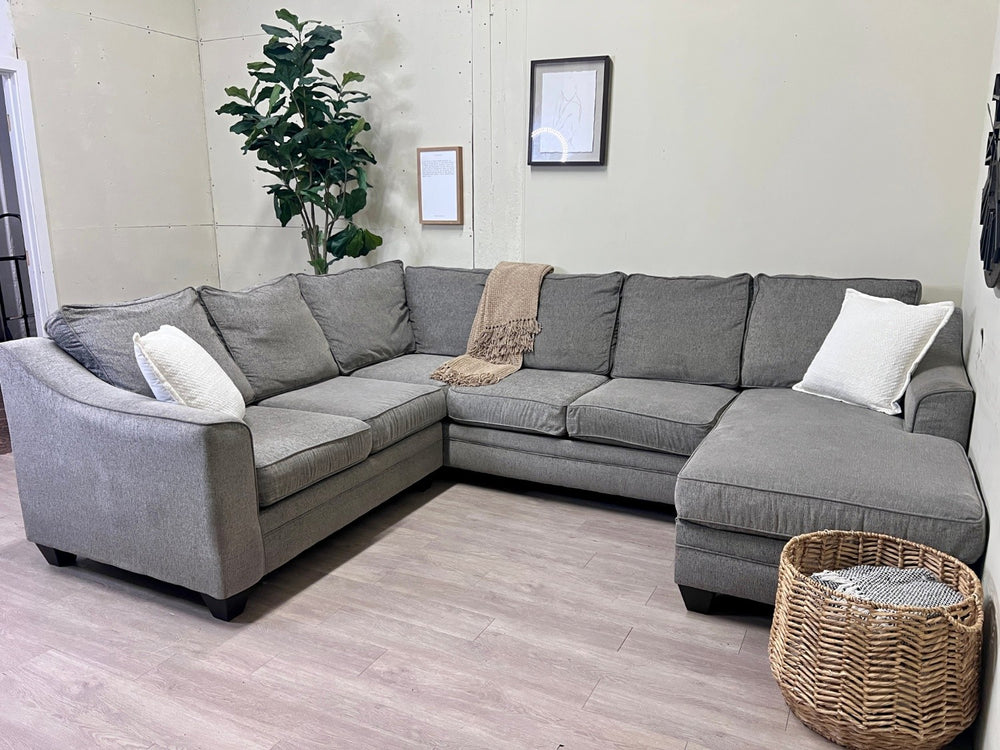 Jordan’s Furniture Gray Modern U Sectional Couch with Chaise