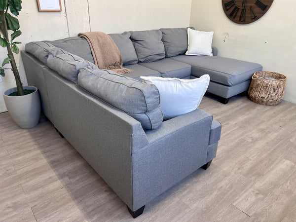 Jordan’s Furniture Gray Modern U Sectional Couch with Chaise