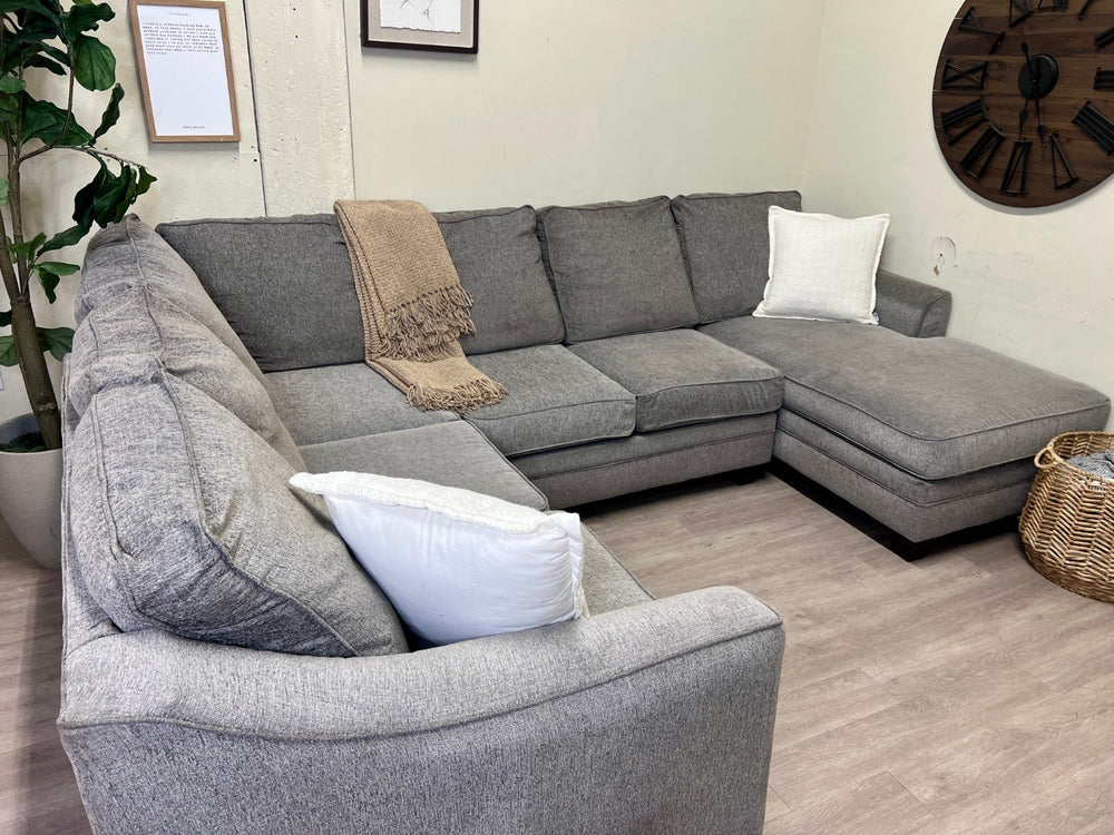 Jordan’s Furniture Gray Modern U Sectional Couch with Chaise