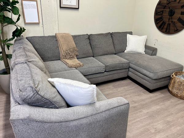 Jordan’s Furniture Gray Modern U Sectional Couch with Chaise