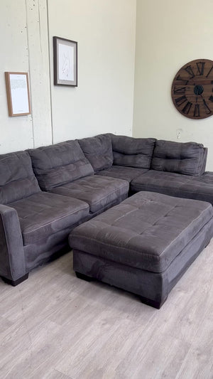 FREE DELIVERY! 🚚 - Bernie & Phyl’s Tufted Sectional Couch with Ottoman Set