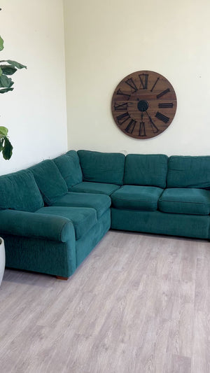 FREE DELIVERY! 🚚 - Sealy Green Sectional Couch